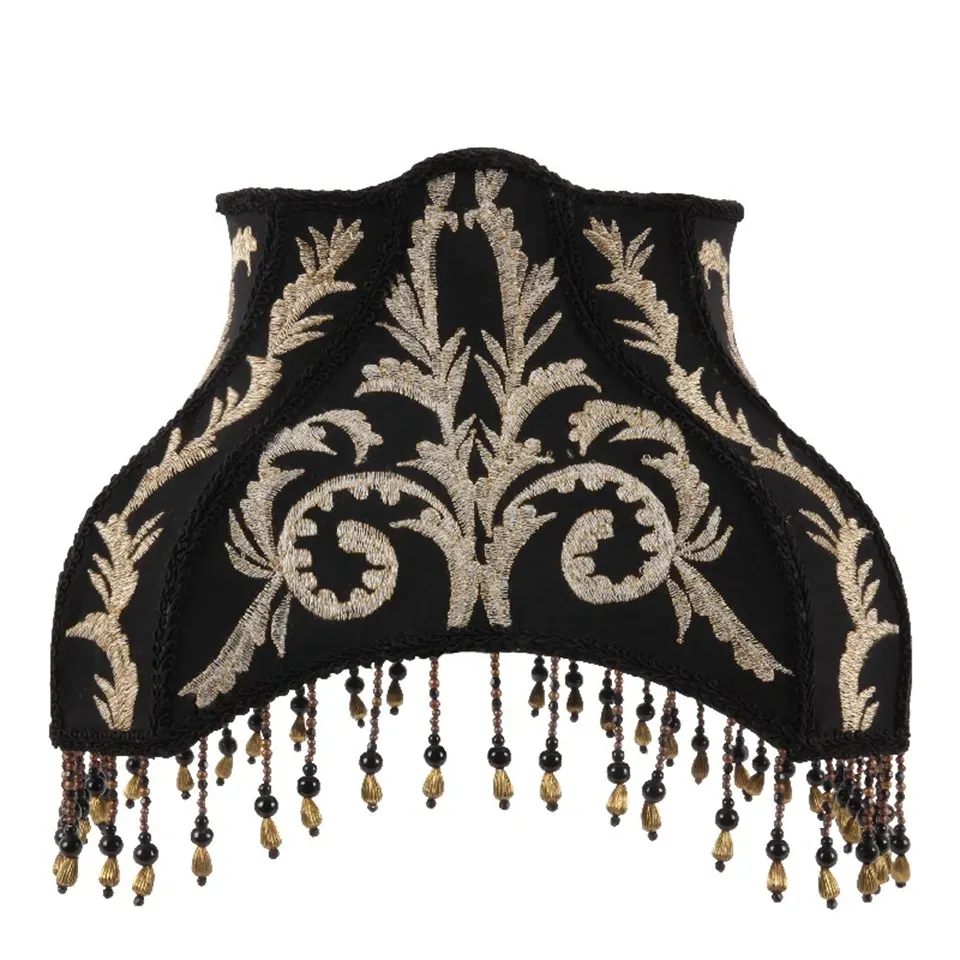 Lampenschirm Victorian Schwarz Gold Stickerei Fransen 30x25 cm Schwarzer rechteckiger Lampenschirm Victorian mit Goldstickerei & Perlenfransen, 30x25cm. Barock-Glamour fürs Zuhause.