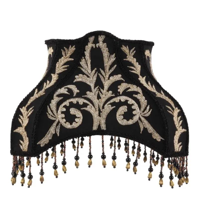 Lampenschirm Victorian Schwarz Gold Stickerei Fransen 30x25 cm Schwarzer rechteckiger Lampenschirm Victorian mit Goldstickerei & Perlenfransen, 30x25cm. Barock-Glamour fürs Zuhause.