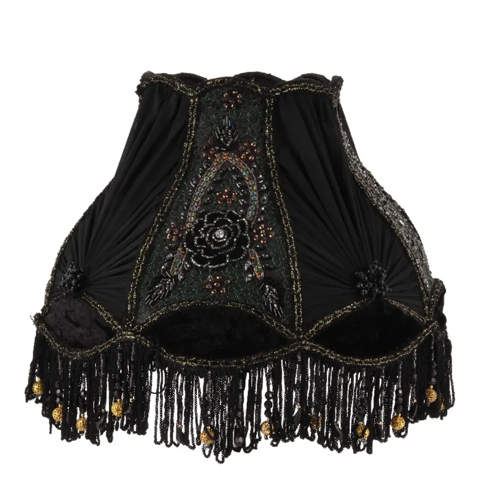 Victorian Gothic Lampenschirm Schwarz Samt Perlen Ø30 cm Schwarzer Victorian Gothic Samt-Lampenschirm mit Perlenornamenten & Fransen, ø30cm. Mystischer Akzent fürs Schweizer Zuhause.