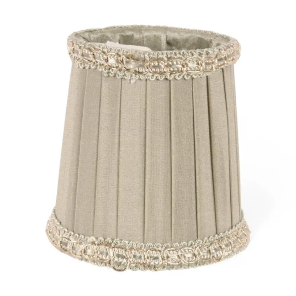 Klemm-Lampenschirm Plissee Grün Goldborte Ø8 cm Grüner Plissee-Klemm-Lampenschirm mit Goldborte, ø8cm. Naturnaher Akzent für Kronleuchter im Schweizer Zuhause.