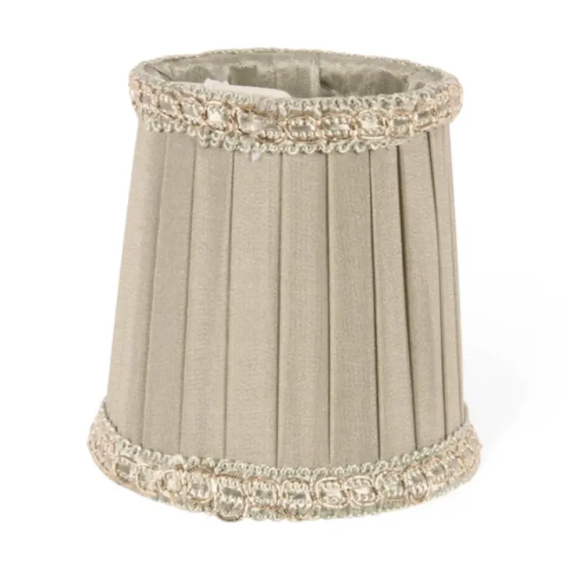 Klemm-Lampenschirm Plissee Grün Goldborte Ø8 cm Grüner Plissee-Klemm-Lampenschirm mit Goldborte, ø8cm. Naturnaher Akzent für Kronleuchter im Schweizer Zuhause.