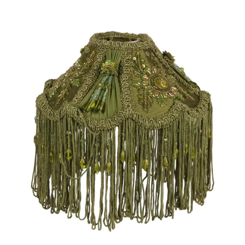 Klemm-Lampenschirm Victorian Grün Samt Stickerei Fransen Ø19 cm Grüner Klemm-Lampenschirm Victorian mit langen Fransen & Stickerei, ø19cm. Barocker Blickfang für Leuchten.