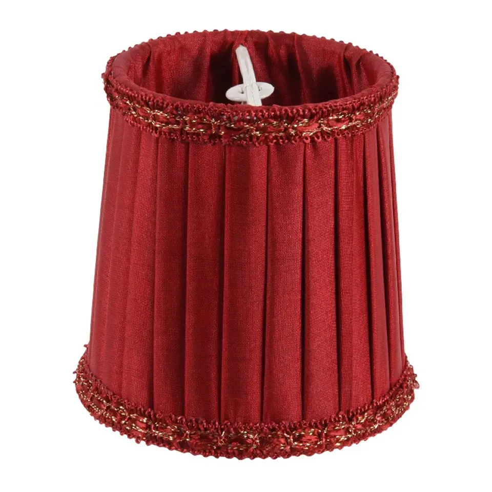 Klemm-Lampenschirm Plissee Rot Goldborte Ø8 cm Roter Plissee-Klemm-Lampenschirm mit Goldborte, ø8cm. Setzt feurig-elegante Akzente an Kronleuchtern im Schweizer Zuhause.