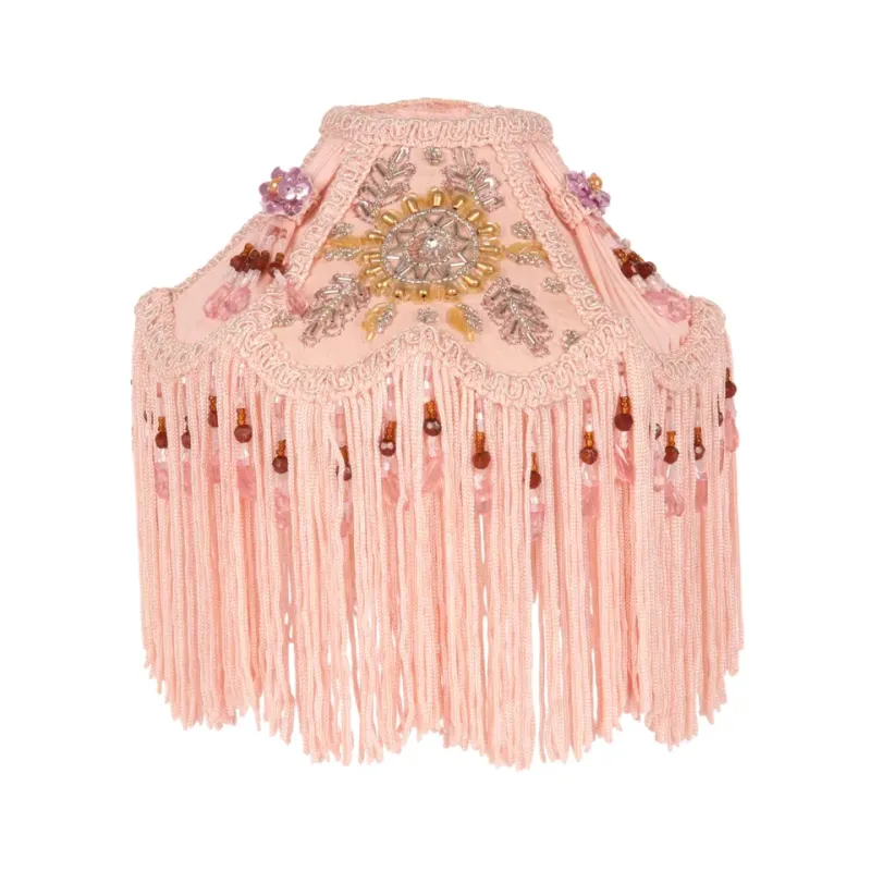 Viktorianischer Kuppellampenschirm Rosa Stoff Fransen Ø18 cm Rosa viktorianischer Kuppel-Lampenschirm mit Stickerei, langen Fransen & Perlen, ø18cm. Romantischer Barock-Akzent.