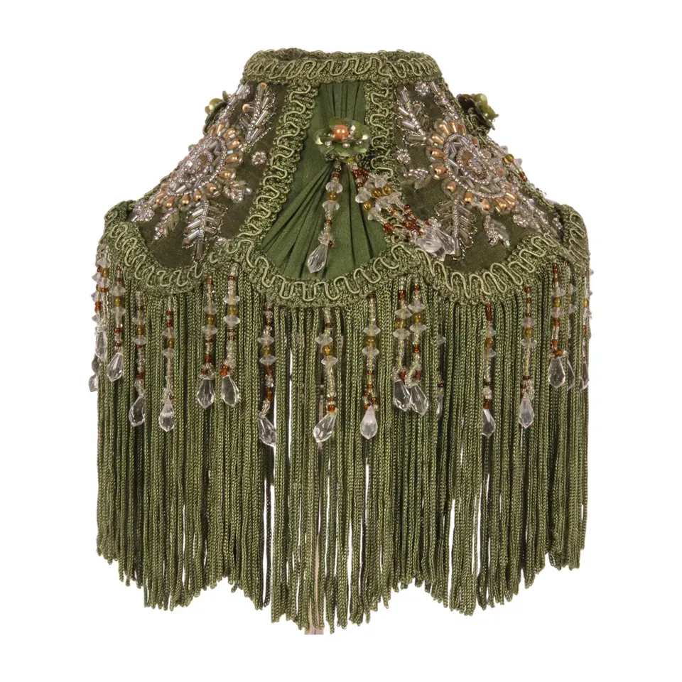 Viktorianischer Kuppellampenschirm Grün Stoff Fransen Ø18 cm Grüner viktorianischer Kuppel-Lampenschirm mit Stickerei, langen Fransen & Perlen, ø18cm. Barocker Blickfang fürs Zuhause.