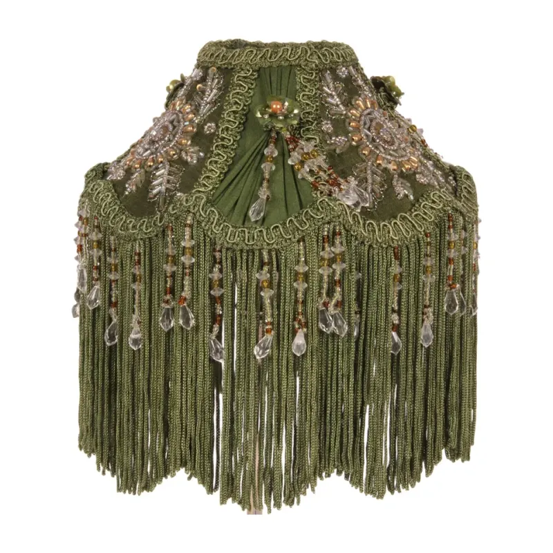 Viktorianischer Kuppellampenschirm Grün Stoff Fransen Ø18 cm Grüner viktorianischer Kuppel-Lampenschirm mit Stickerei, langen Fransen & Perlen, ø18cm. Barocker Blickfang fürs Zuhause.