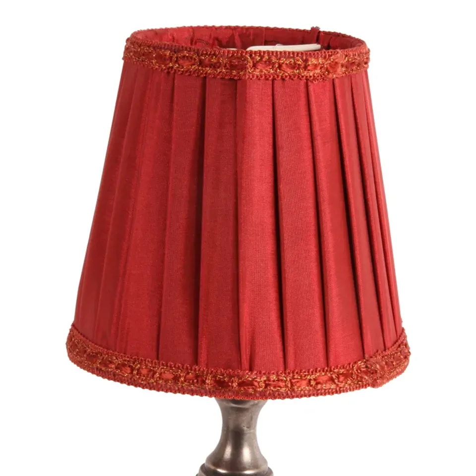 Klemm-Lampenschirm Plissee Seide Rot Goldborte Ø12 cm Plissierter Seiden-Klemm-Lampenschirm in Rot mit Goldborte, ø12cm. Setzt edle, feurige Akzente an Kronleuchtern.