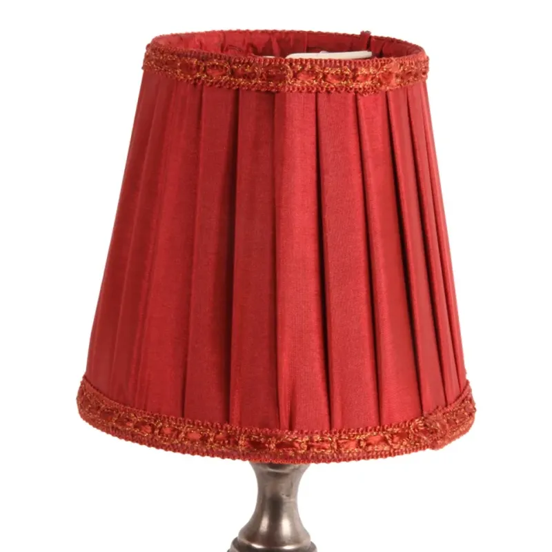 Klemm-Lampenschirm Plissee Seide Rot Goldborte Ø12 cm Plissierter Seiden-Klemm-Lampenschirm in Rot mit Goldborte, ø12cm. Setzt edle, feurige Akzente an Kronleuchtern.
