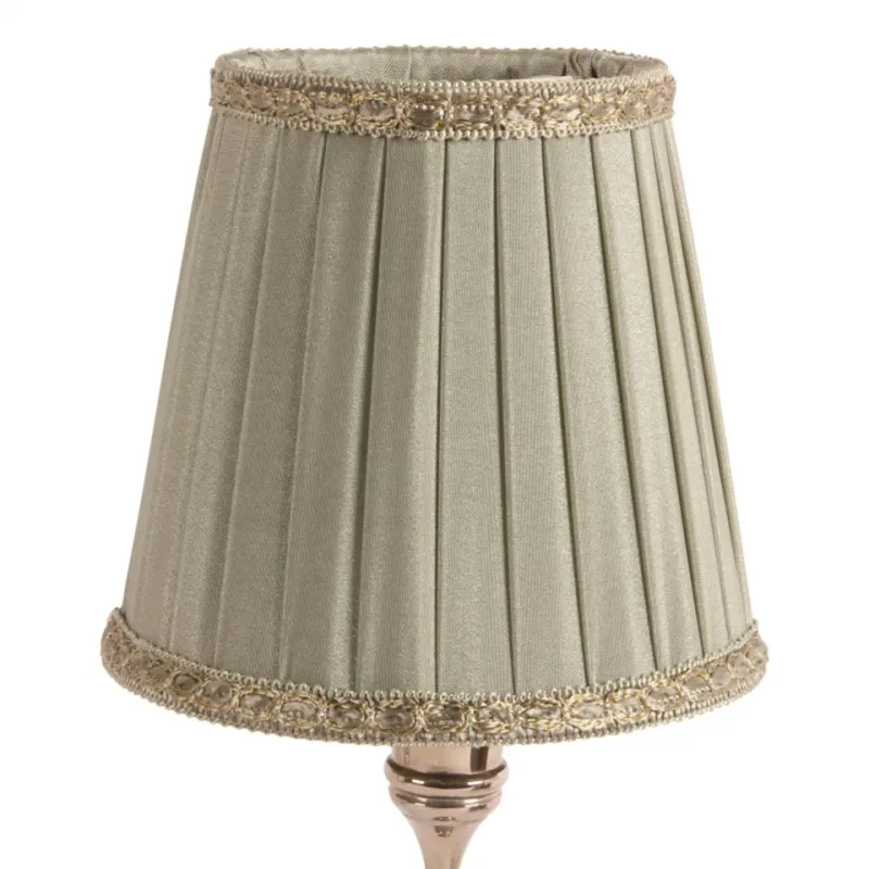 Klemm-Lampenschirm Plissee Seide Grün Goldborte Ø12 cm Plissierter Seiden-Klemm-Lampenschirm in Salbeigrün mit Goldborte, ø12cm. Naturnahe Eleganz für Kronleuchter.
