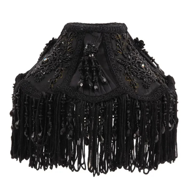 Klemm-Lampenschirm Victorian Gothic Schwarz Seide Taft Perlen Ø19 cm Schwarzer Klemm-Lampenschirm Victorian mit langen Fransen & Perlen, ø19cm. Mystischer Akzent fürs Schweizer Zuhause.