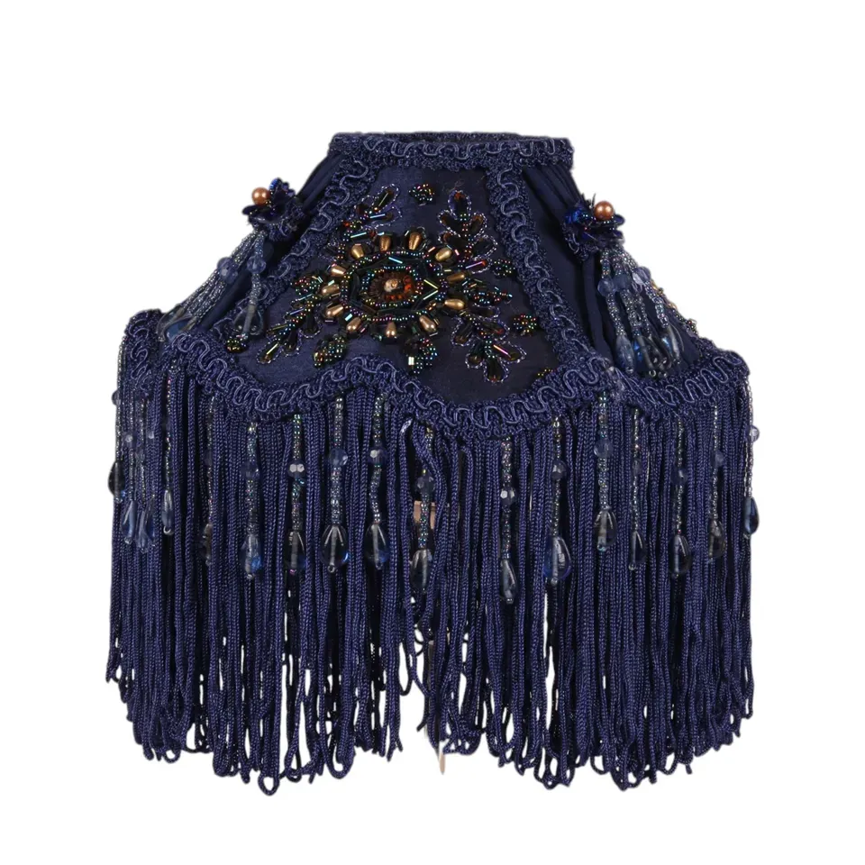 Klemm-Lampenschirm Victorian Blau Samt Stickerei Fransen Ø19 cm Blauer Klemm-Lampenschirm Victorian mit langen Fransen & Stickerei, ø19cm. Königlicher Akzent für Leuchten