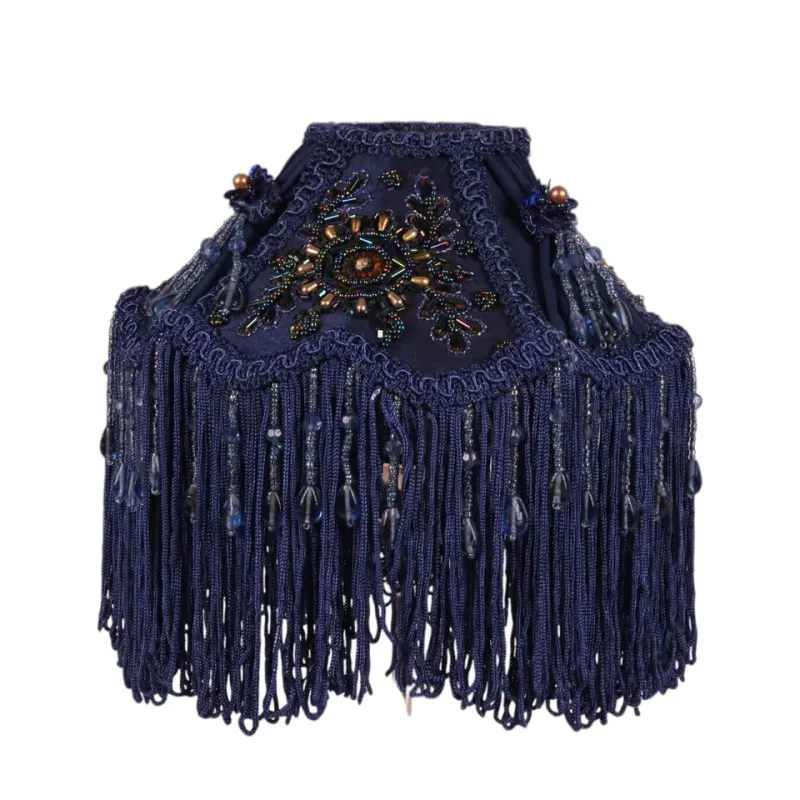 Klemm-Lampenschirm Victorian Blau Samt Stickerei Fransen Ø19 cm Blauer Klemm-Lampenschirm Victorian mit langen Fransen & Stickerei, ø19cm. Königlicher Akzent für Leuchten