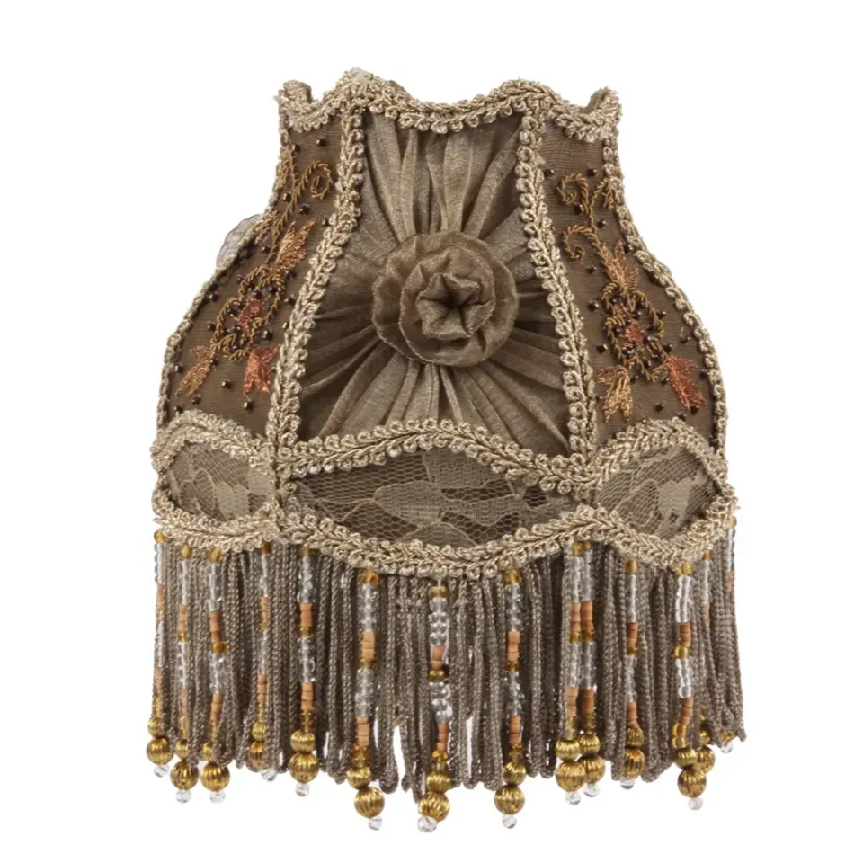 Klemm-Lampenschirm Victorian Braun Bronze Perlen Ø15 cm Brauner Klemm-Lampenschirm Victorian mit Stoffrose, Stickerei & Perlenfransen, ø15cm. Barock-Akzent fürs Schweizer Zuhause.