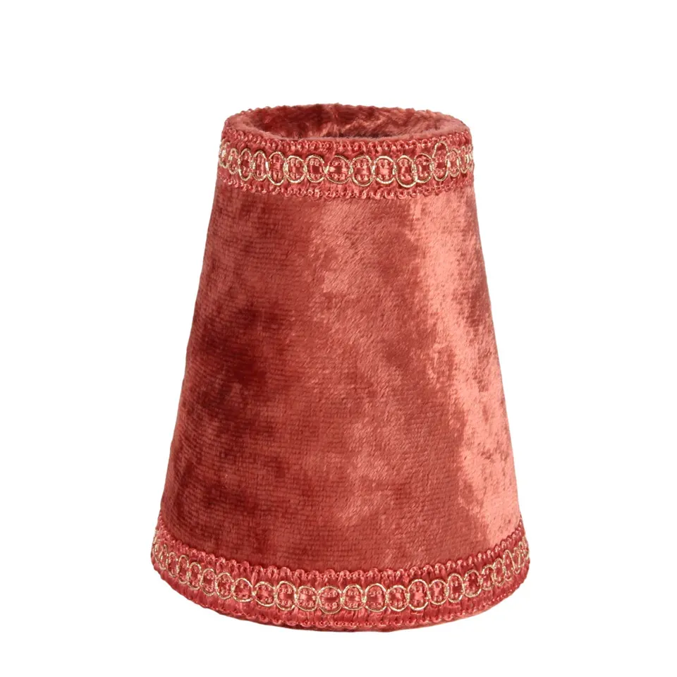 Klemm-Lampenschirm Samt Rot Bordeaux Goldborte Ø9 cm Roter Samt-Klemm-Lampenschirm mit Goldborte, ø9cm. Setzt samtig-elegante Akzente an Kronleuchtern im Schweizer Zuhause