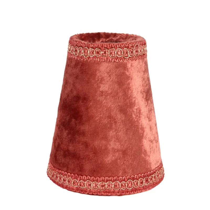 Klemm-Lampenschirm Samt Rot Bordeaux Goldborte Ø9 cm Roter Samt-Klemm-Lampenschirm mit Goldborte, ø9cm. Setzt samtig-elegante Akzente an Kronleuchtern im Schweizer Zuhause