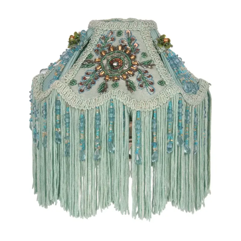 Viktorianischer Kuppellampenschirm Türkis Stoff Fransen Ø18 cm Türkisblauer viktorianischer Kuppel-Lampenschirm mit Stickerei, langen Fransen & Perlen, ø18cm. Frischer Barock-Akzent.