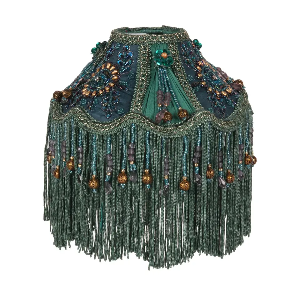 Viktorianischer Kuppellampenschirm Pfauenblau Stoff Fransen Ø18 cm Pfauenblauer viktorianischer Kuppel-Lampenschirm mit Stickerei, langen Fransen & Perlen, ø18cm. Barocker Akzent fürs Zuhause.