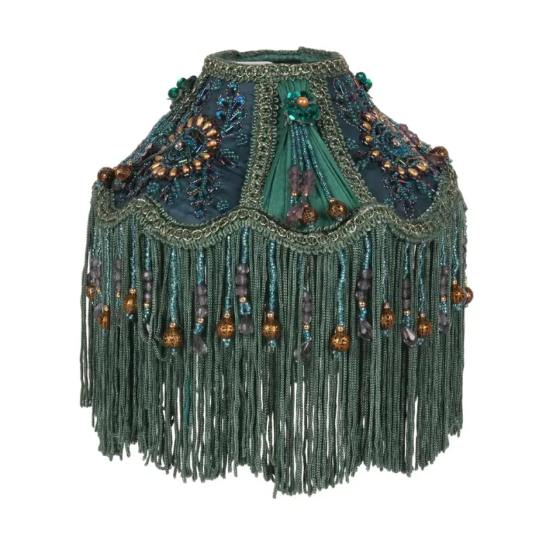 Viktorianischer Kuppellampenschirm Pfauenblau Stoff Fransen Ø18 cm Pfauenblauer viktorianischer Kuppel-Lampenschirm mit Stickerei, langen Fransen & Perlen, ø18cm. Barocker Akzent fürs Zuhause.