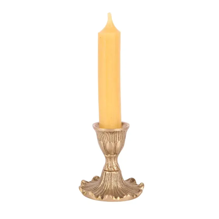 Kompakter Messing-Kerzenständer in Antikgold, ø6.5cm. Luxuriöses Deko-Accessoire für stimmungsvolles Schweizer Wohnen.