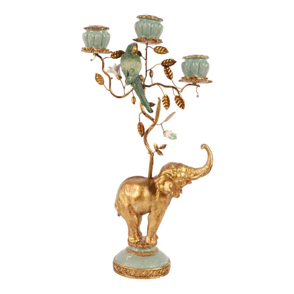 Kerzenhalter Elefant Papagei 3-armig Gold Kunstharz 44 cm Goldener Elefanten-Kerzenhalter 3-armig aus Kunstharz mit Papagei, 44cm. Exotischer Blickfang fürs Schweizer Zuhause.