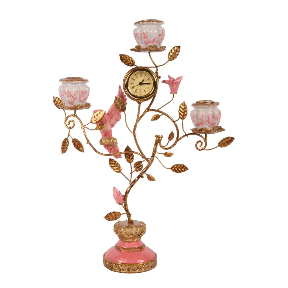 Rosa-goldener Papageien-Kerzenhalter 3-armig mit Uhr aus Kunstharz, 32cm. Barock-Deko fürs Schweizer Zuhause.