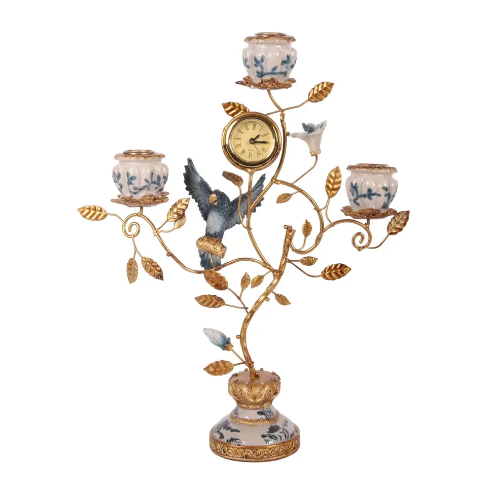 Kerzenständer Papagei mit Uhr 3-armig Blau Gold 32 cm Blau-goldener Papageien-Kerzenhalter 3-armig mit Uhr aus Kunstharz, 32cm. Barock-Deko fürs Schweizer Zuhause.