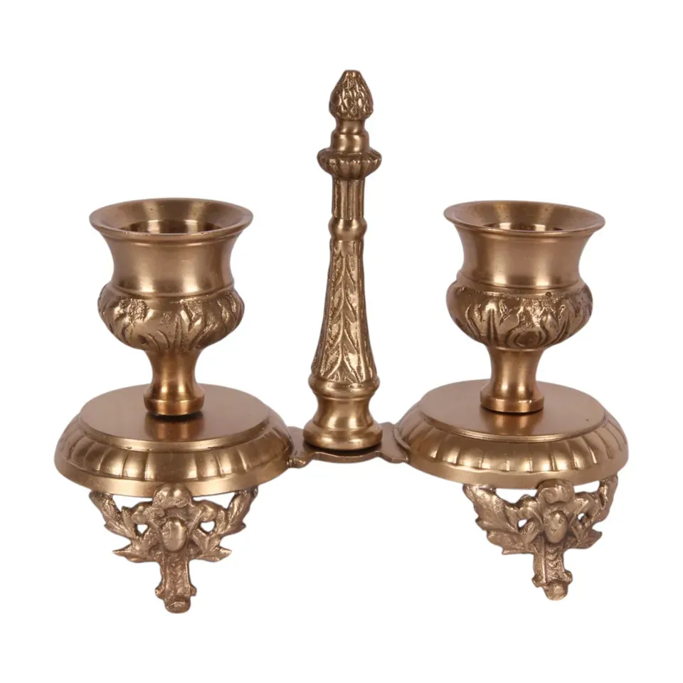 Kerzenhalter 2-flammig Gold Messing Doppel-Kerzenständer 12.5 cm Zweiflammiger Messing-Kerzenhalter in Antikgold auf verzierten Füsschen mit Pinienzapfen in der Mitte, 11cm hoch.
