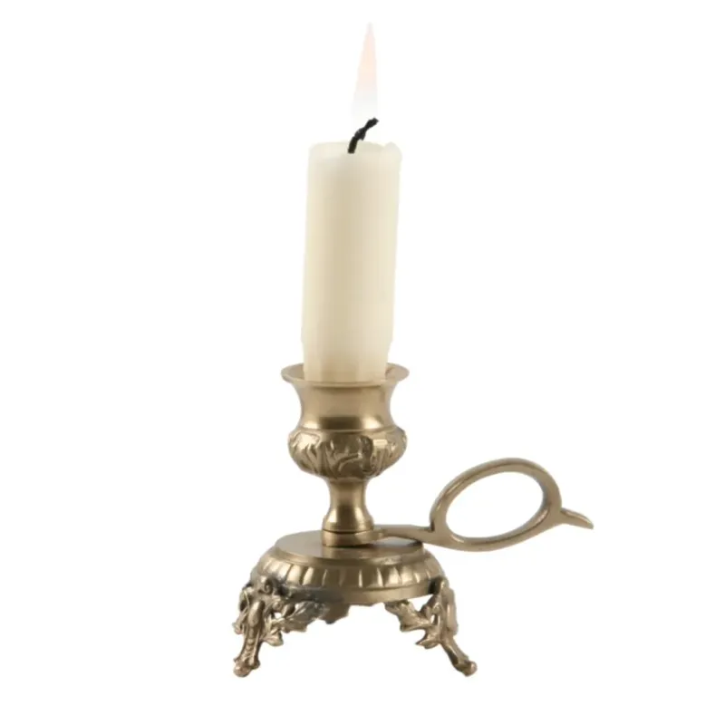 Goldener Kammerleuchter aus Messing mit Tragegriff und verzierten Füsschen, 8cm hoch. Für Stabkerzen.