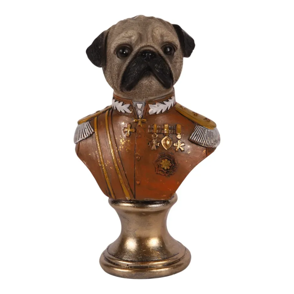 Hundebüste Mops, Skulptur, Polyresin, braun, 17x10x17cm im historischen Uniform-Stil.