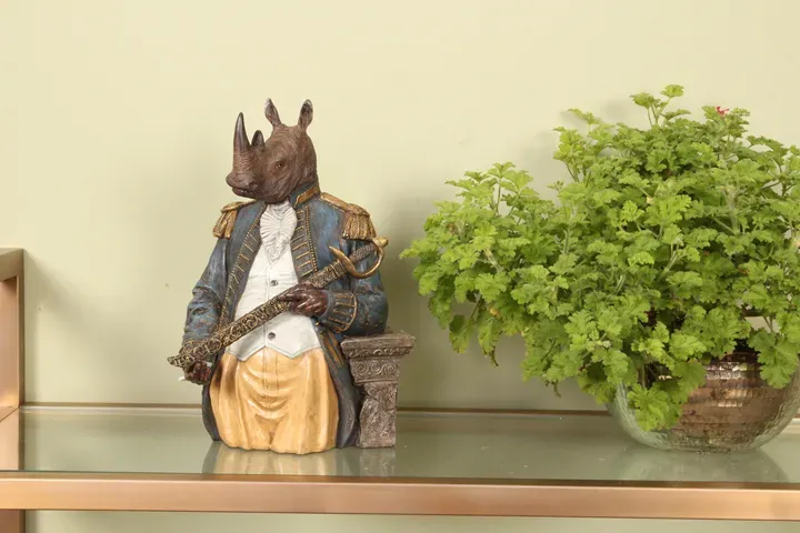Stehende Nashornfigur Admiral Polyresin Bekleidet 37 cm