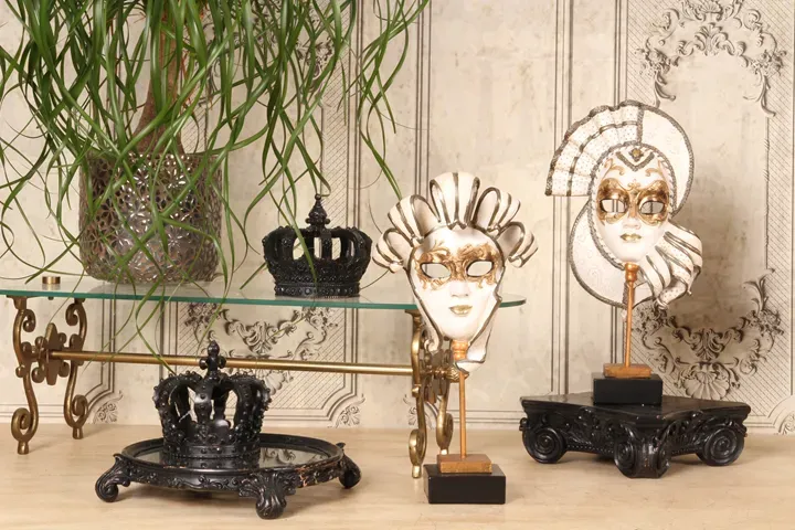 Venezianische Maskenfigur auf Sockel Polyresin Weiss/Gold 35 cm