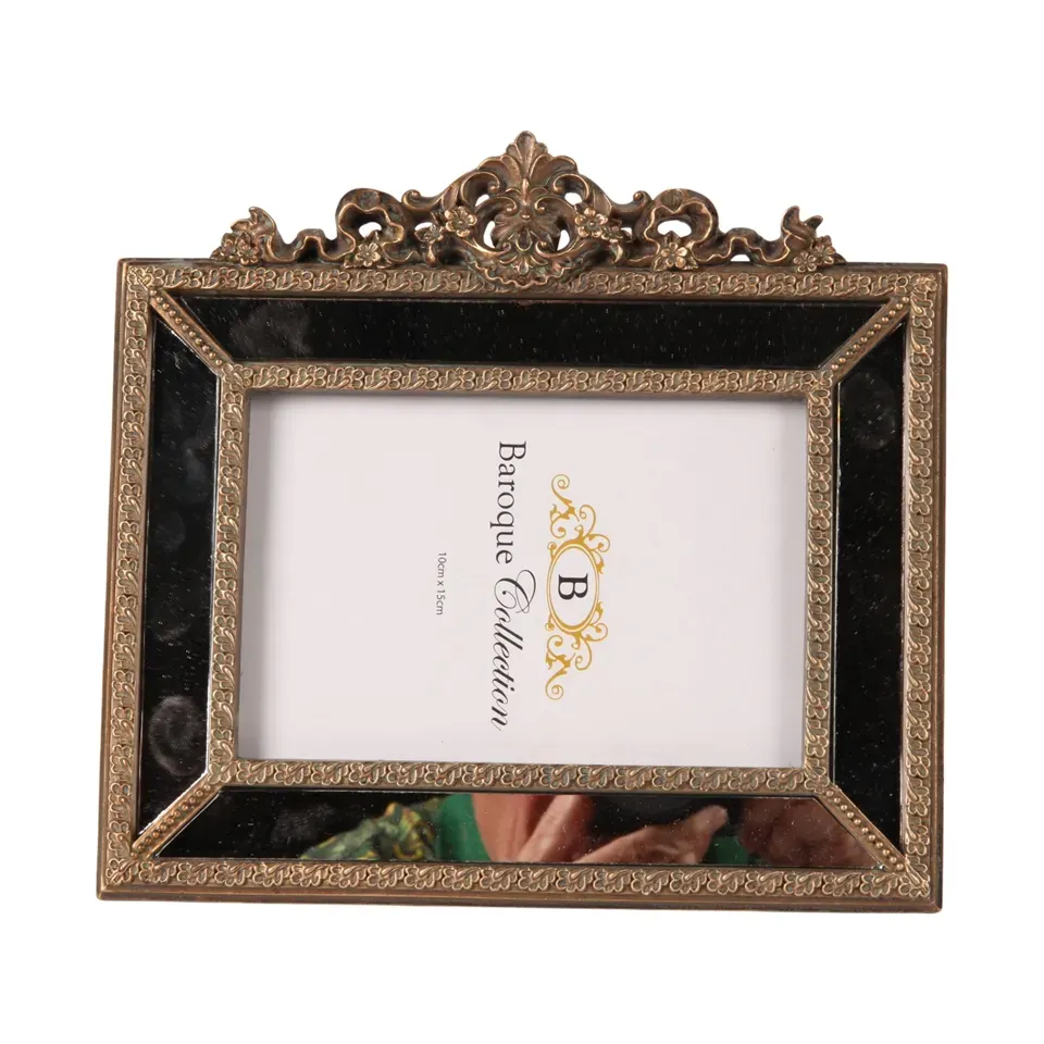 Bilderrahmen Gold 10 x 15 cm aus Kunstharz mit Barockornamenten Goldener Bilderrahmen aus Kunstharz für Fotos 10 x 15 cm mit barocker Ornamentik und floralem Aufsatz