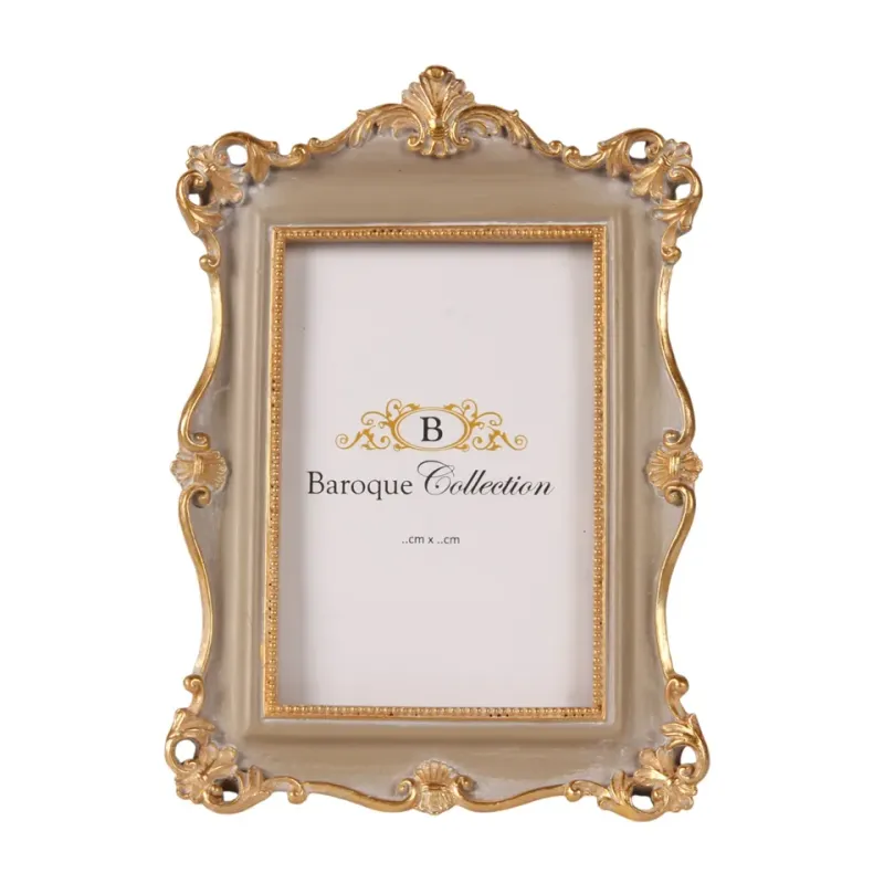 Bilderrahmen Taupe 10 x 15 cm aus Kunstharz mit Golddekor Taupefarbener Bilderrahmen aus Kunstharz für Fotos 10 x 15 cm mit goldenen Barockornamenten