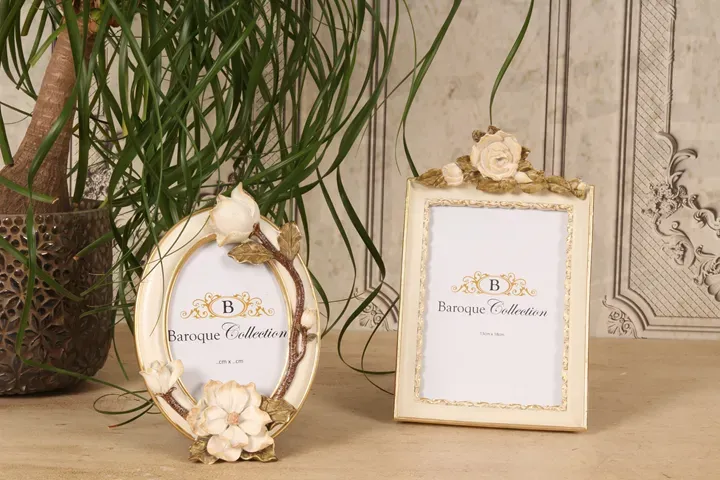 Ovaler Bilderrahmen Creme 10 x 15 cm aus Kunstharz mit Blumendekor
