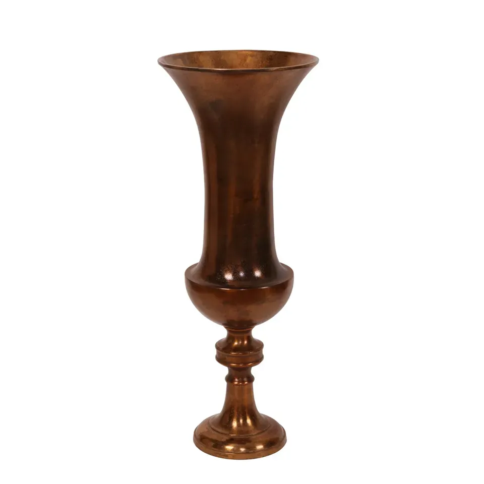 Vase 73 cm Antikbronze aus Aluminium mit Antikmessing Finish Antikbronzefarbene Aluminiumvase 73 cm mit geschwungener Form und dekorativem Standfuss