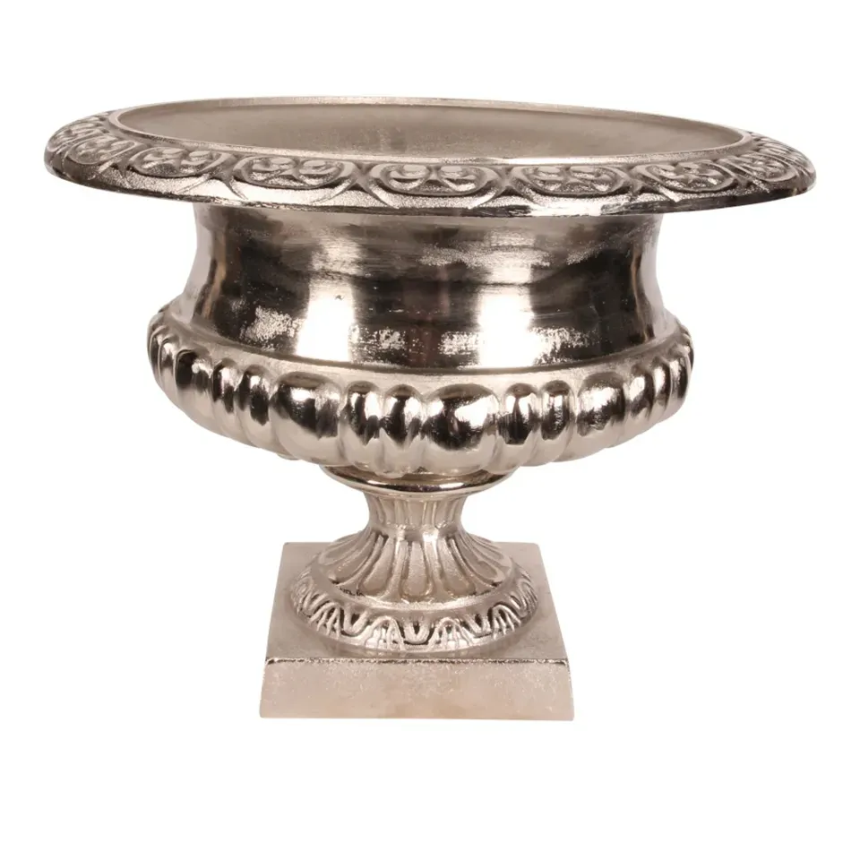 Silberne Blumentopf Urne Ø 57 cm aus Aluminium mit dekorativem Sockel und Ornamenten