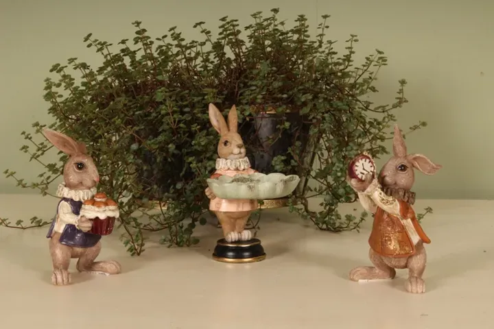 Deko-Hase mit Uhr 13 cm aus Polyresin in Braun