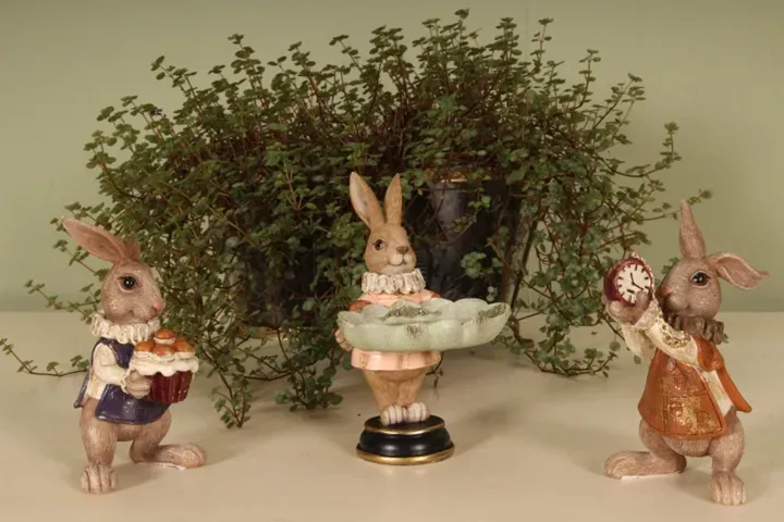 Deko-Hase 14 cm mit Gebäcktablett aus Polyresin in Braun