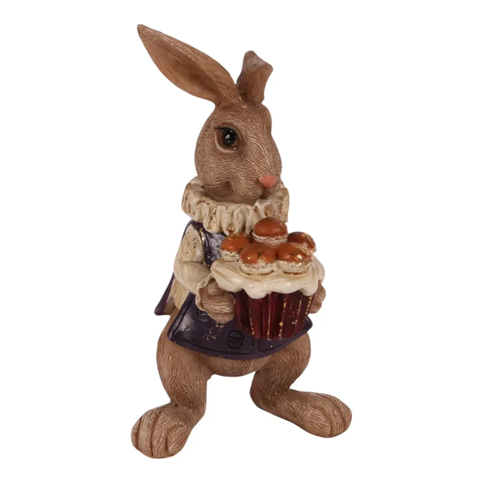 Deko-Hase 14 cm mit Gebäcktablett aus Polyresin in Braun Brauner Deko-Hase 14 cm aus Polyresin mit detailreichem Outfit und Gebäcktablett