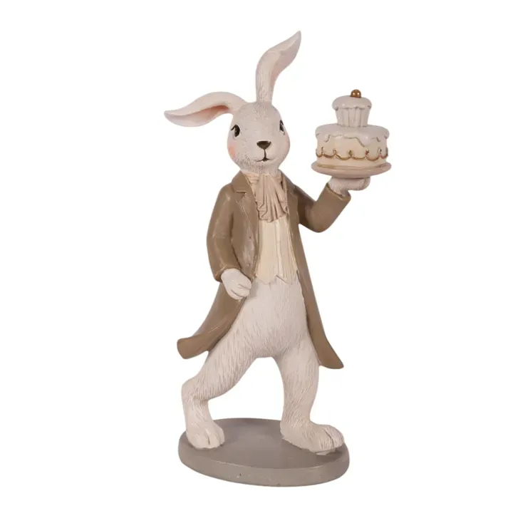 Deko-Hase / Kaninchen mit braunem Mantel und Kuchen auf einem Tablett 23 cm Deko-Hase 23 cm aus Polyresin mit braunem Mantel und Kuchen auf einem Tablett