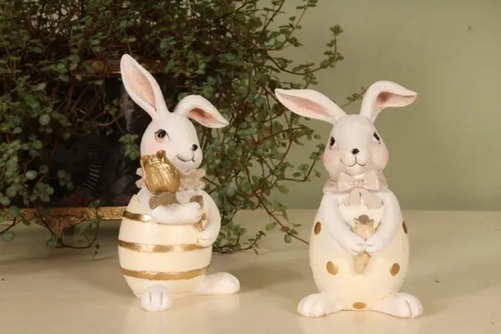 Deko-Hase / Kaninchen mit Tulpe 14 cm aus Polyresin in Weiss und Creme