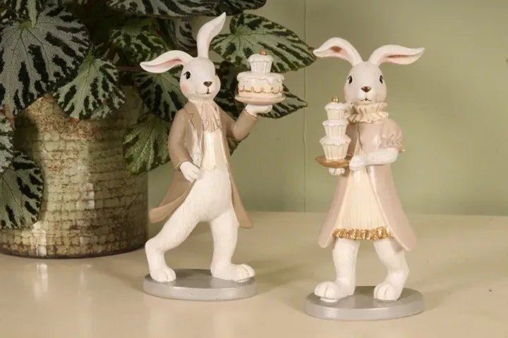Deko-Hase / Kaninchen mit hellbraunem Mantel und Etagere mit Gebäck 23 cm