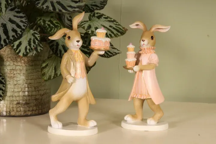 Deko-Hase 23 cm mit Mantel und dekoriertem Kuchen
