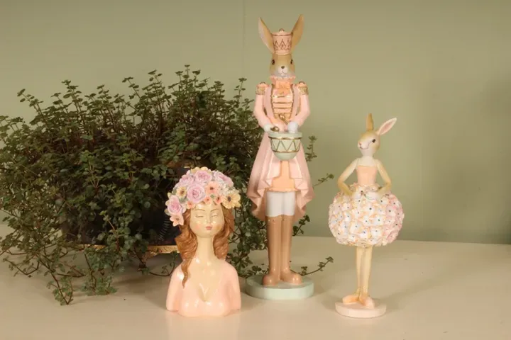 Deko-Hase 31 cm in Pink mit rosa Uniform, Krone und Trommel