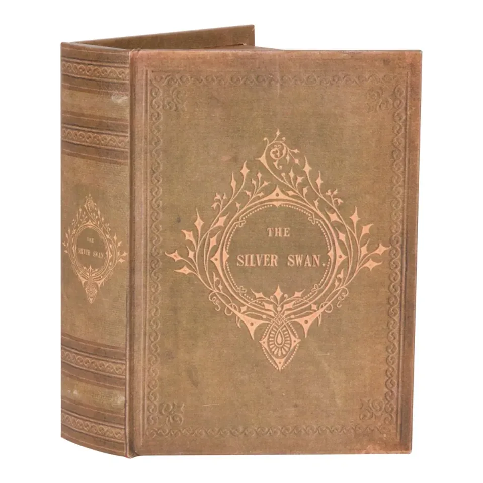 Aufbewahrungsbox - Vintage-Buch «The Silver Swan» 23 cm in Grün Buchförmige Aufbewahrungsbox mit Vintage-Aufdruck «The Silver Swan» und dekorativen Ornamenten