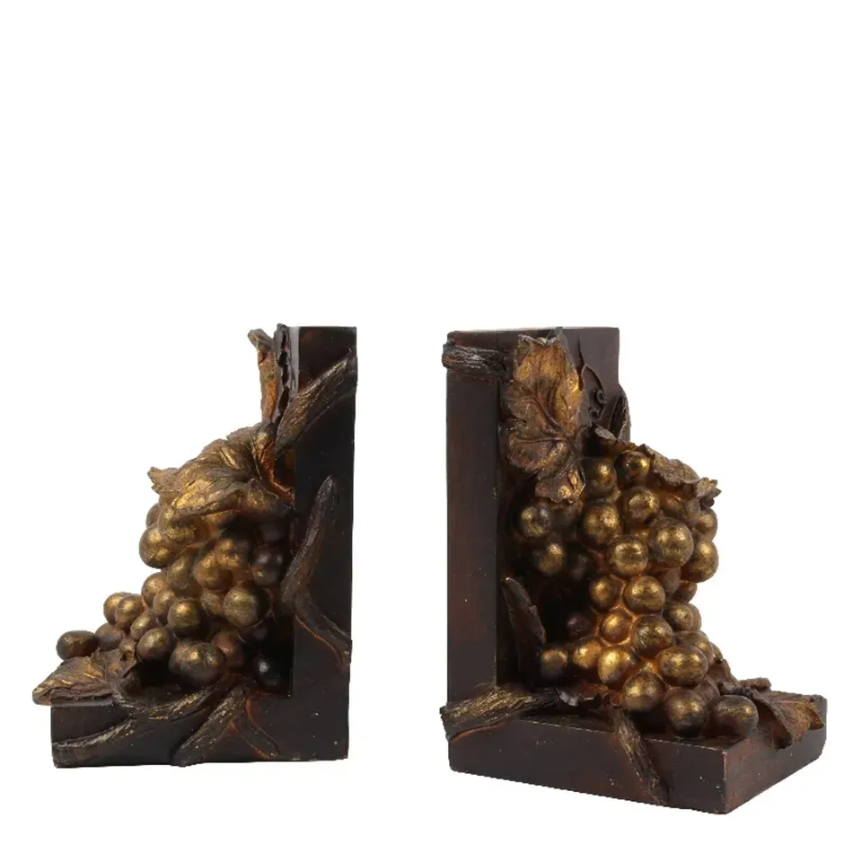 2er-Set Trauben-Buchstützen aus Kunstharz in Gold 2er-Set Buchstützen mit goldfarbenen Trauben und Blättern auf dunklen Socke