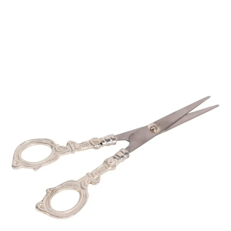Silberfarbene Schere mit dekorativen Griffen und klassischen Details Schere 18 cm, silberfarben, mit dekorativen Griffen