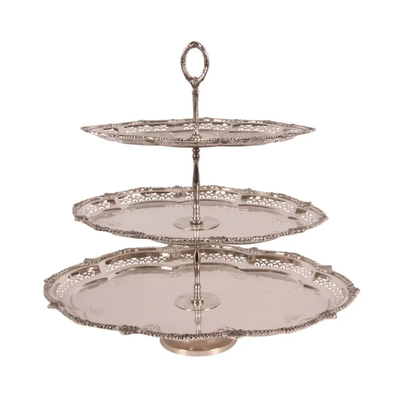 Etagere mit 3 Ebenen, 51 cm, aus Messing Dreistöckige silberfarbene Etagere aus Messing mit dekorativen Rändern