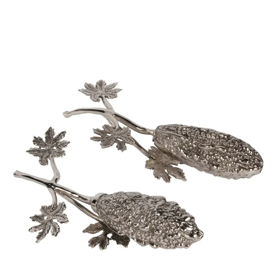 2er Set Salz- und Pfefferstreuer, 15 cm Set aus zwei silberfarbenen Salz- und Pfefferstreuern aus Messing in Tannenzapfenform