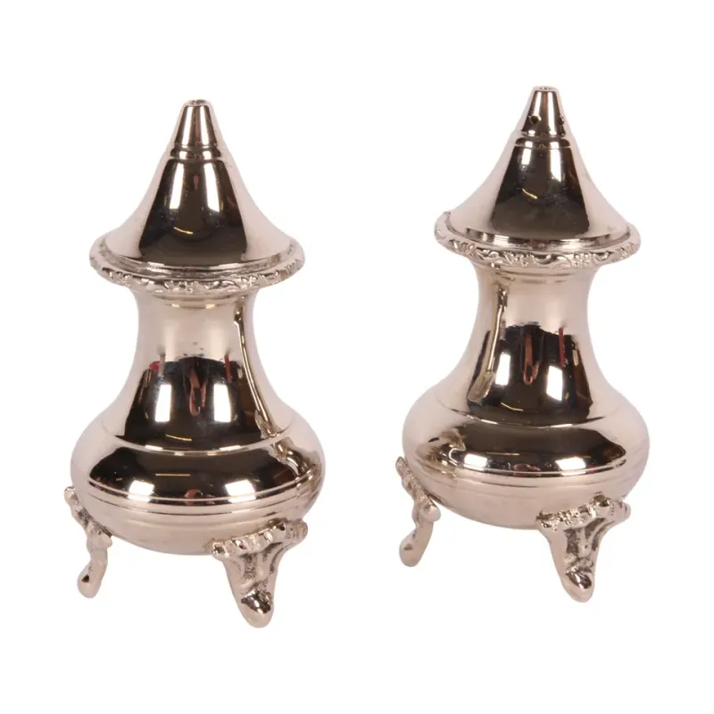 Handgefertigtes 2er Set Salz- und Pfefferstreuer, 10 cm, Silber Set aus zwei silberfarbenen Salz- und Pfefferstreuern aus Messing mit dekorativen Details